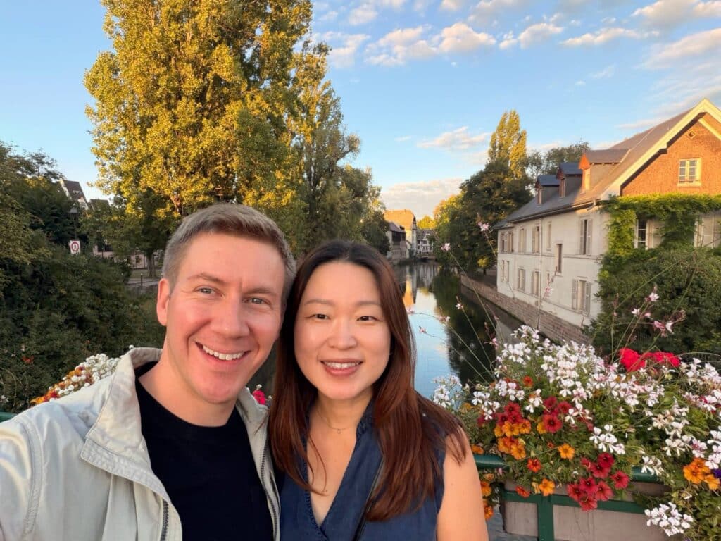 Eunhee et David, les créateurs de Parlons Coréen, sur un pont de Strasbourg.
